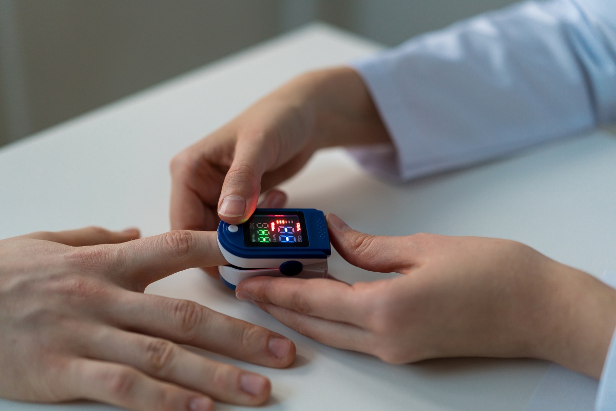 电子血糖仪怎么使用电子血压计、血糖仪、血氧仪……一文读懂如何科学配置居家医疗设备_https://www.jmylbn.com_新闻资讯_第1张