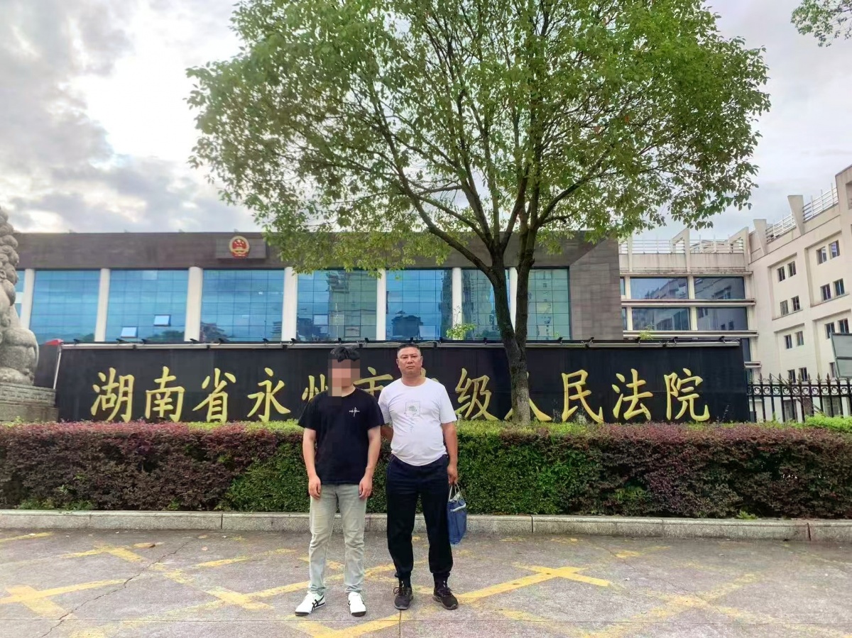 15岁男生称被罚做1000个深蹲致“换肾”！法院一审判警方违法