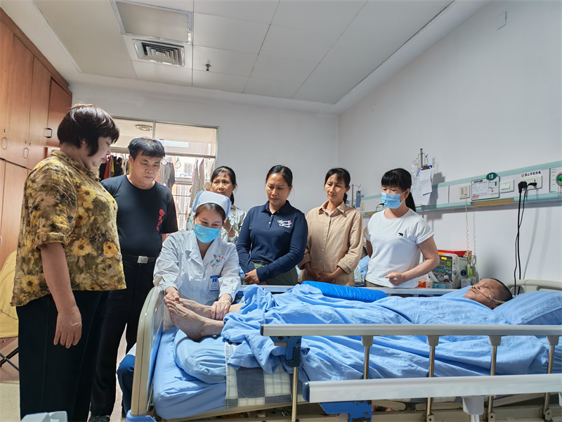 踝泵运动指导，共筑健康防线——神经内科三区举办护患健康科普知识讲座