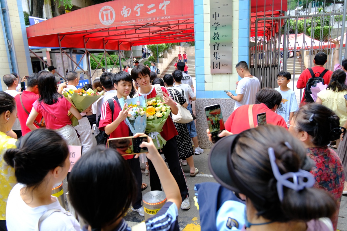 投喂零食、送上玩偶……九年级学生结束中考，南宁家长花式迎接！