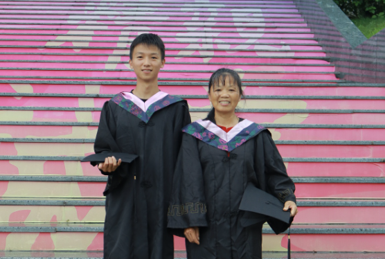 帶著媽媽跨越700多公里參加畢業(yè)典禮，廣西一大學生火了！