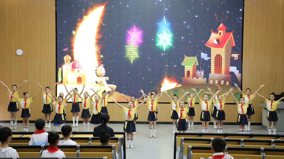 南宁市盘古路小学举办2025年春季学期散学典礼暨最美盘古好少年颁奖仪式(图1)