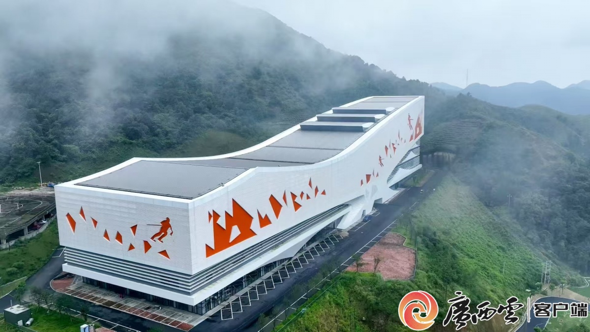 广西最大室内滑雪场迎客玉林大容山成暑期旅游好去处(图2)