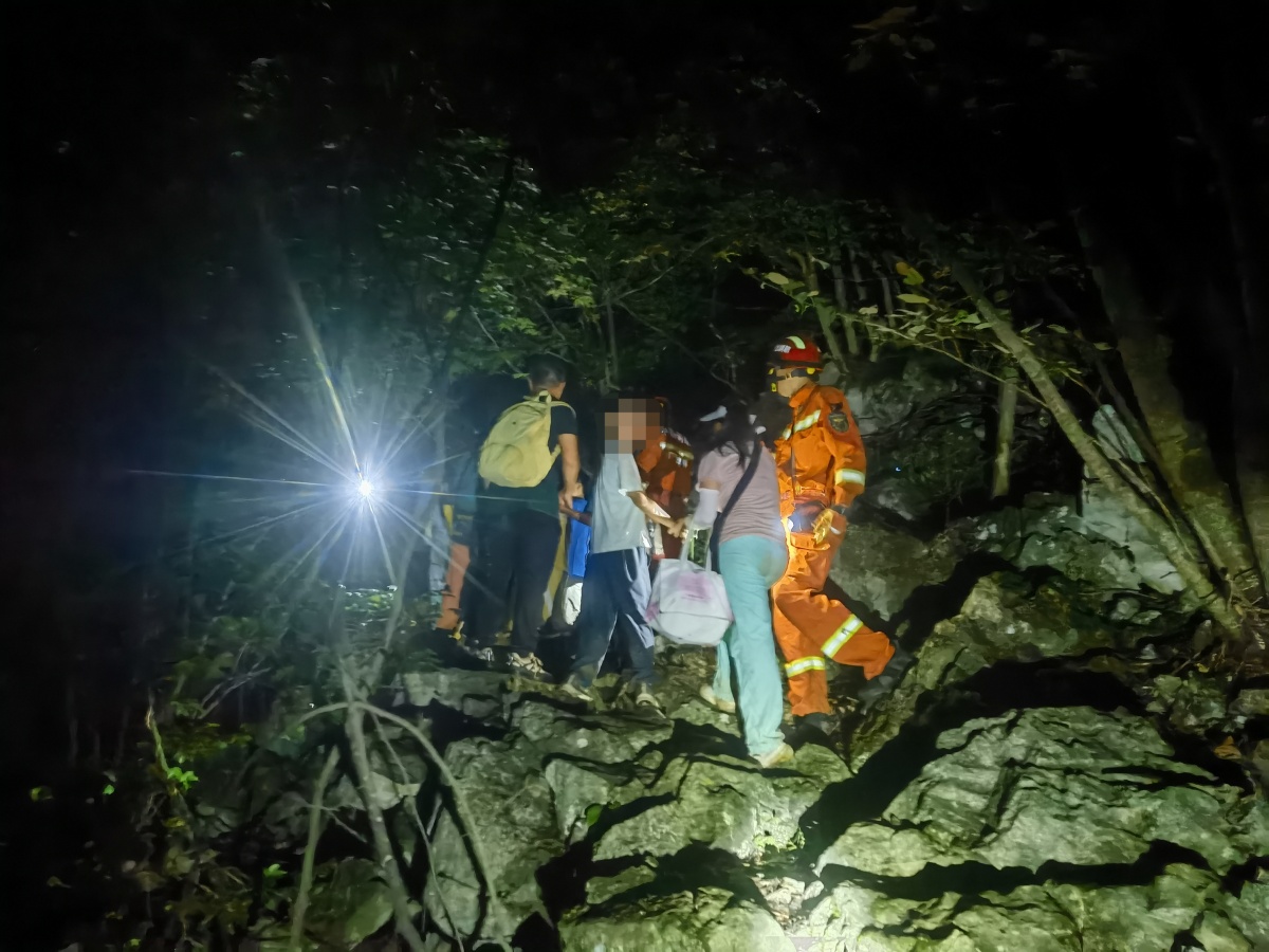 15人徒步登山被困，桂林消防连夜救援