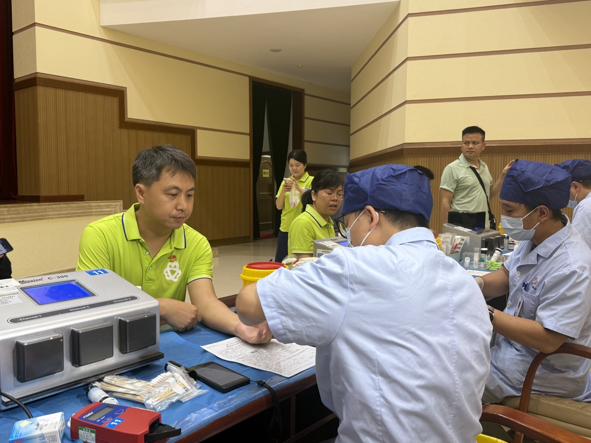 缓解夏季临床供血压力，南宁这些党员、公务员踊跃献血