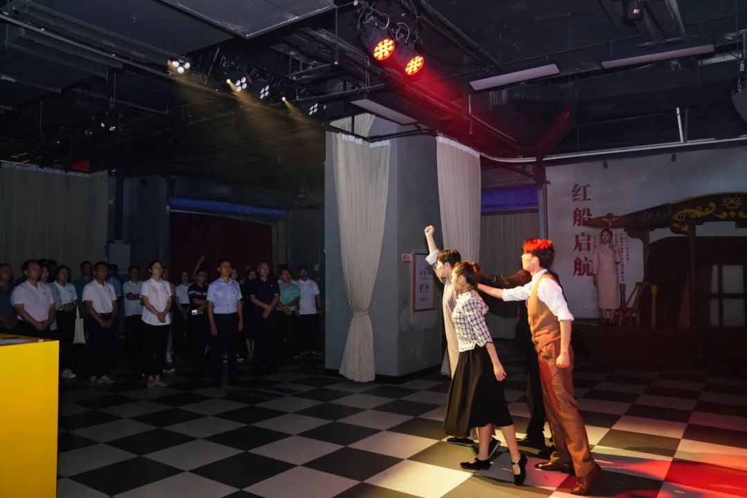 ���к�ɫ���������������ߣ������������ĵ���֧��չ���⵳�ջ