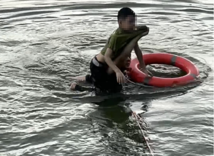 北流一男童落水，“00后”小伙10秒將其托舉救回