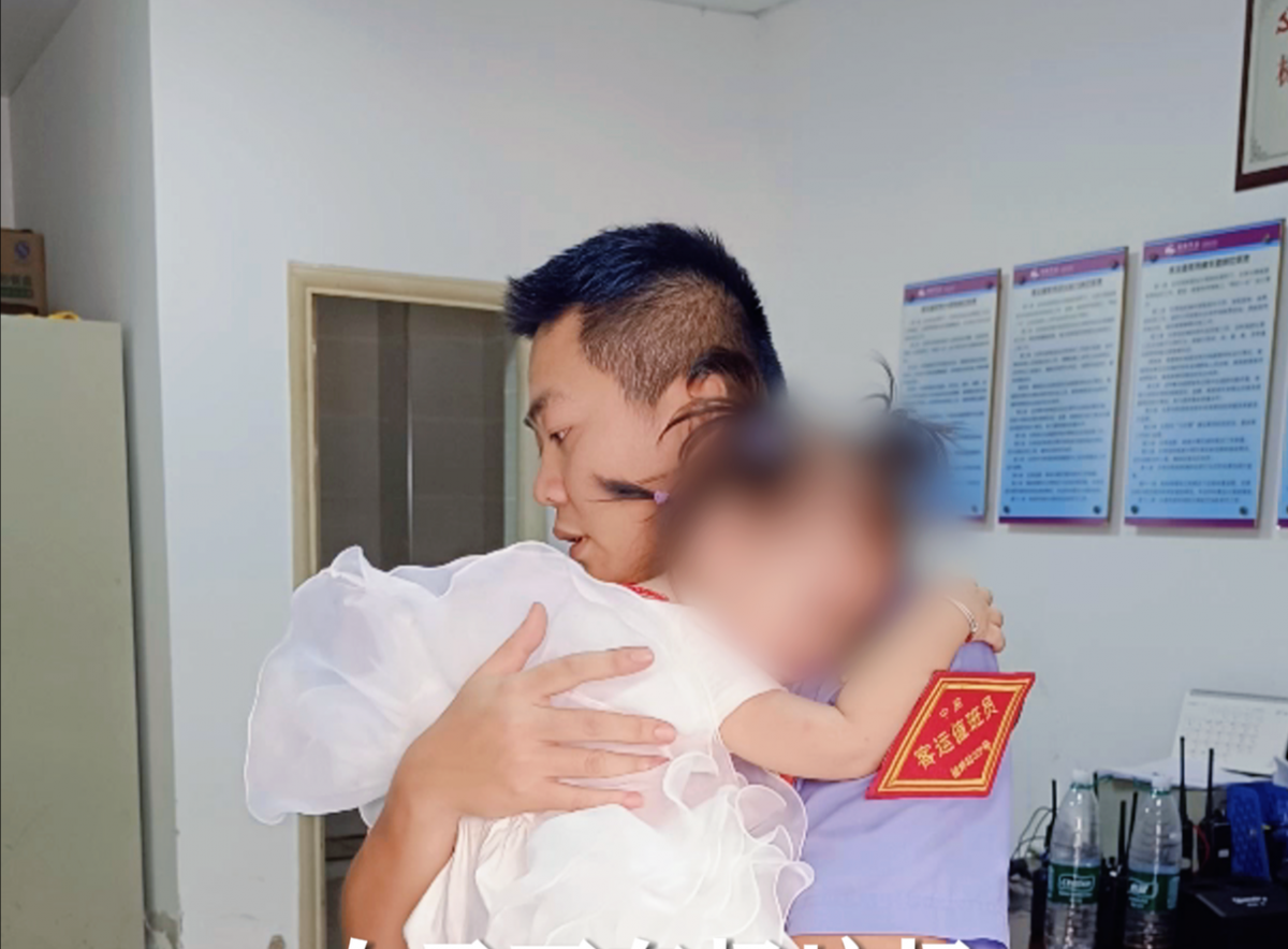 女子下车扔垃圾，转身动车已关门！两名幼儿被落车上……