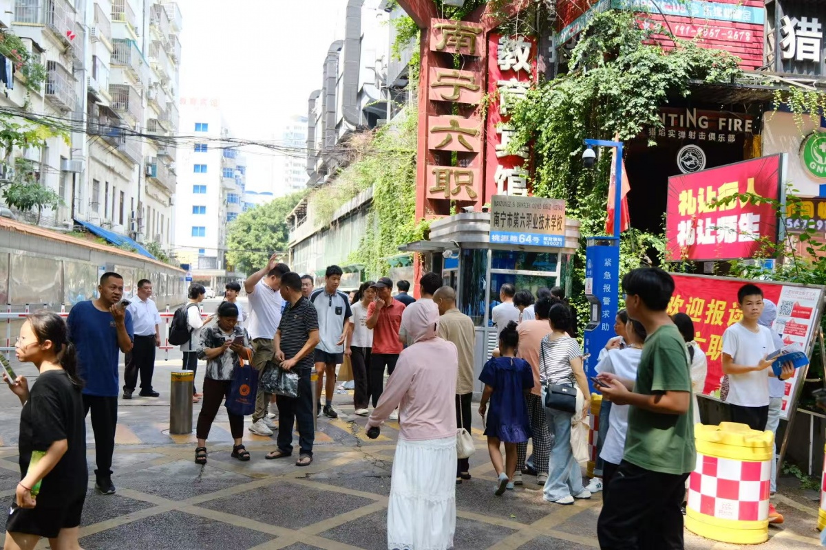 家长半夜排队报名！南宁中职院校招生火热