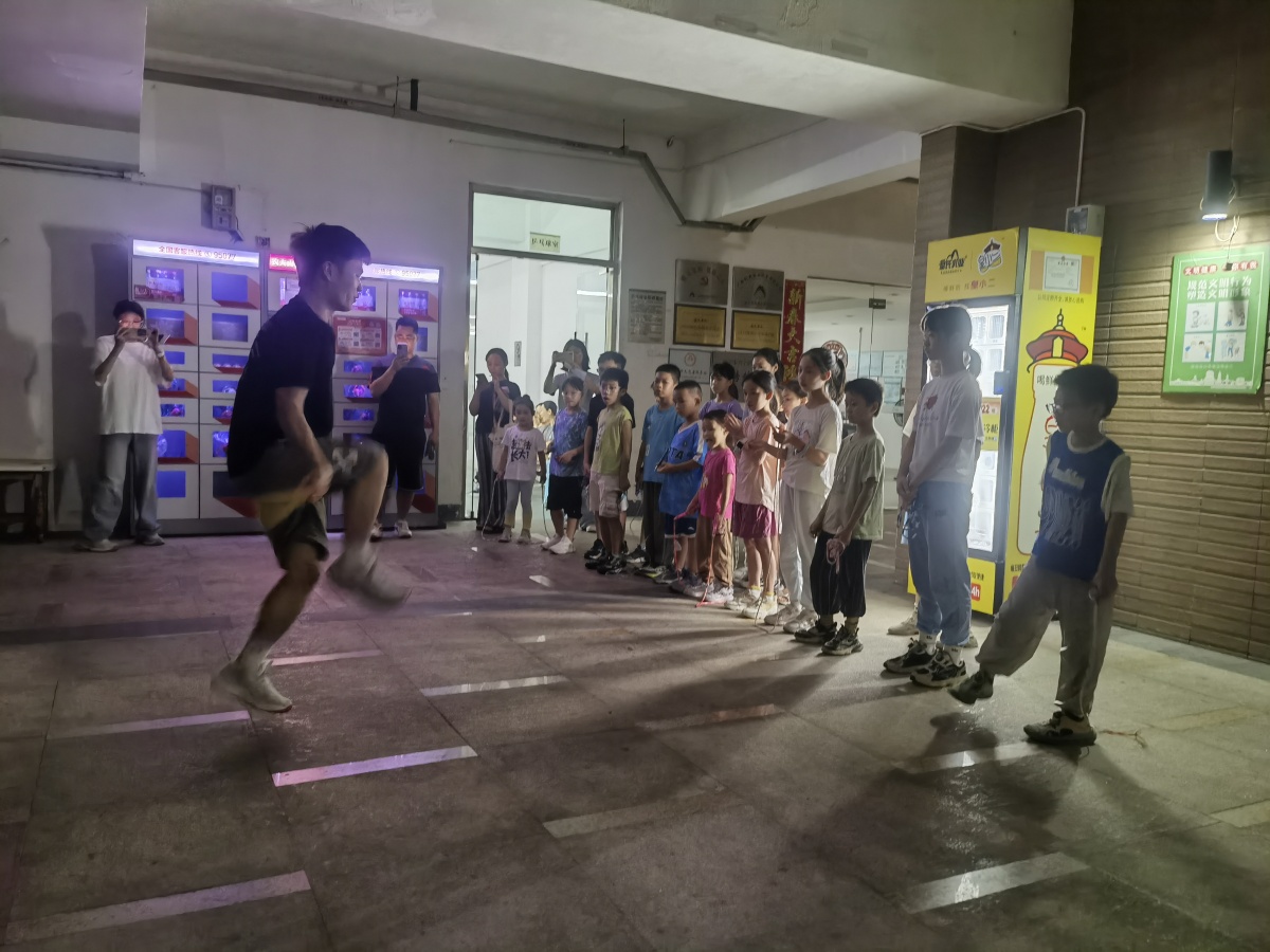 暴雨难挡跳绳热！社区夜校“跳”出健身新活力