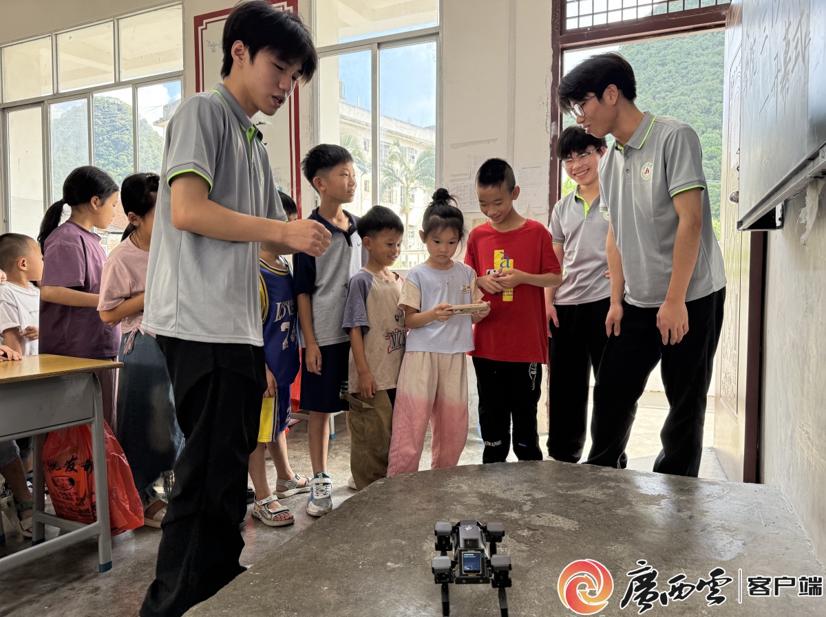 南宫NG·28智能机械狗听懂人话围观的孩子惊讶连连(图2)