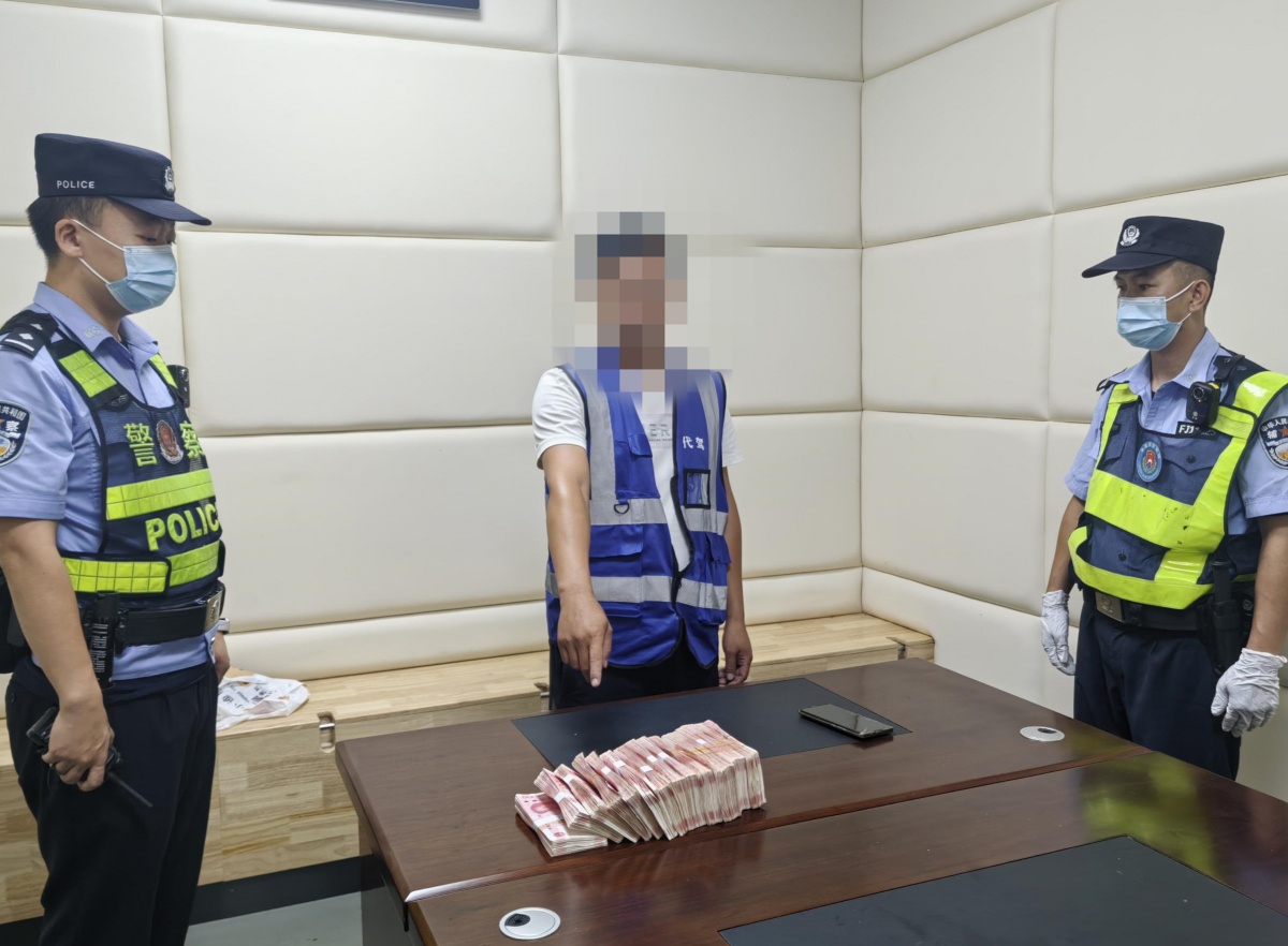 帮别人带15.5万元现金出境，防城港一司机被查获！