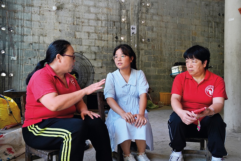 30年爱心长跑广西这位退休女工为瑶山孩子照亮希望之光(图1)