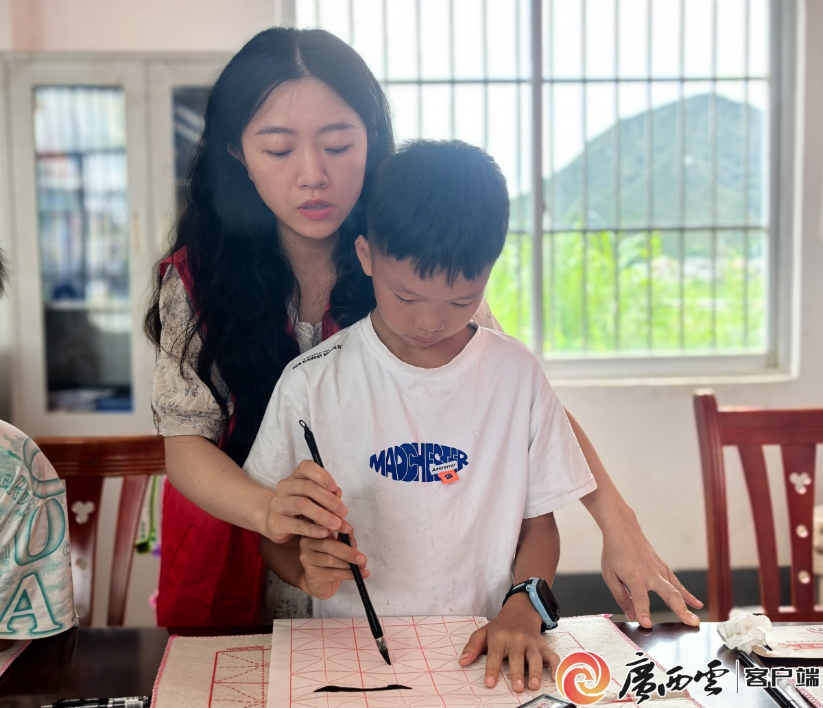 “姐姐我的小兔子捏好啦！”“彩虹课堂”让农村儿童寒暑假有“趣”处(图5)