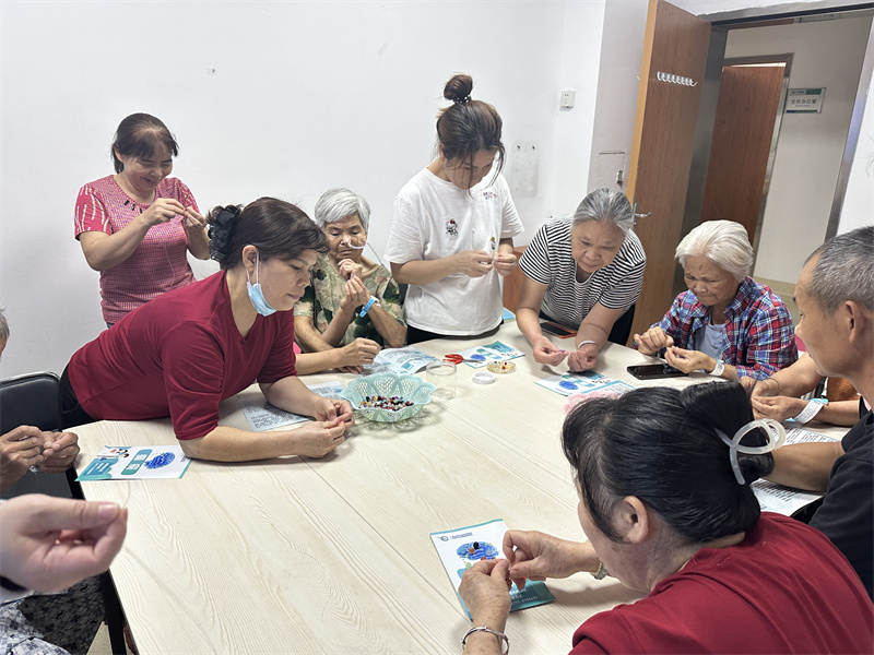 神经内科三区举办住院患者进行串珠子活动