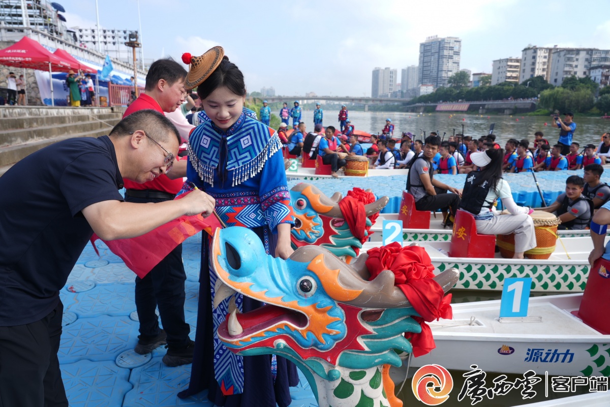 广西水上龙舟公开赛（环江站）激情开赛(图4)