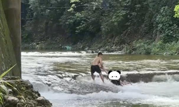 惊险！两名游客陷入漩涡无法脱困，危急时刻他出现了