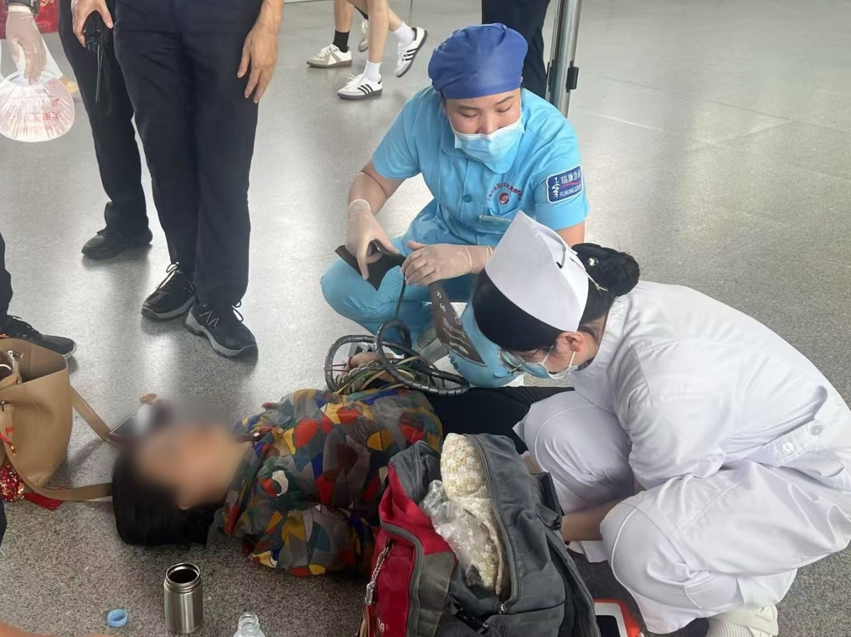 南宁火车站一旅客心脏骤停，众人上演黄金两分钟生死营救