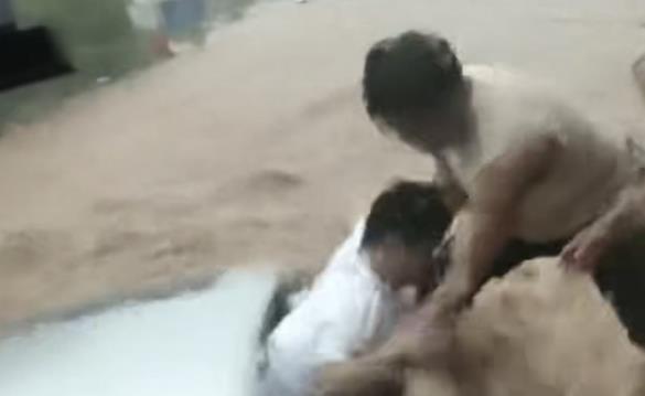 暴雨中挺身而出！藤县凡人英雄联手救出3名被困者