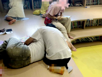 情侣在图书馆少儿阅读区搂抱亲热！家长质疑“少儿不宜”，馆方回应