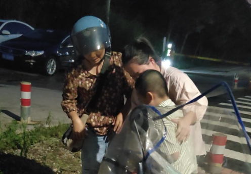 惊险！南宁街头男孩噎食命悬一线，幸遇前护士出手救助