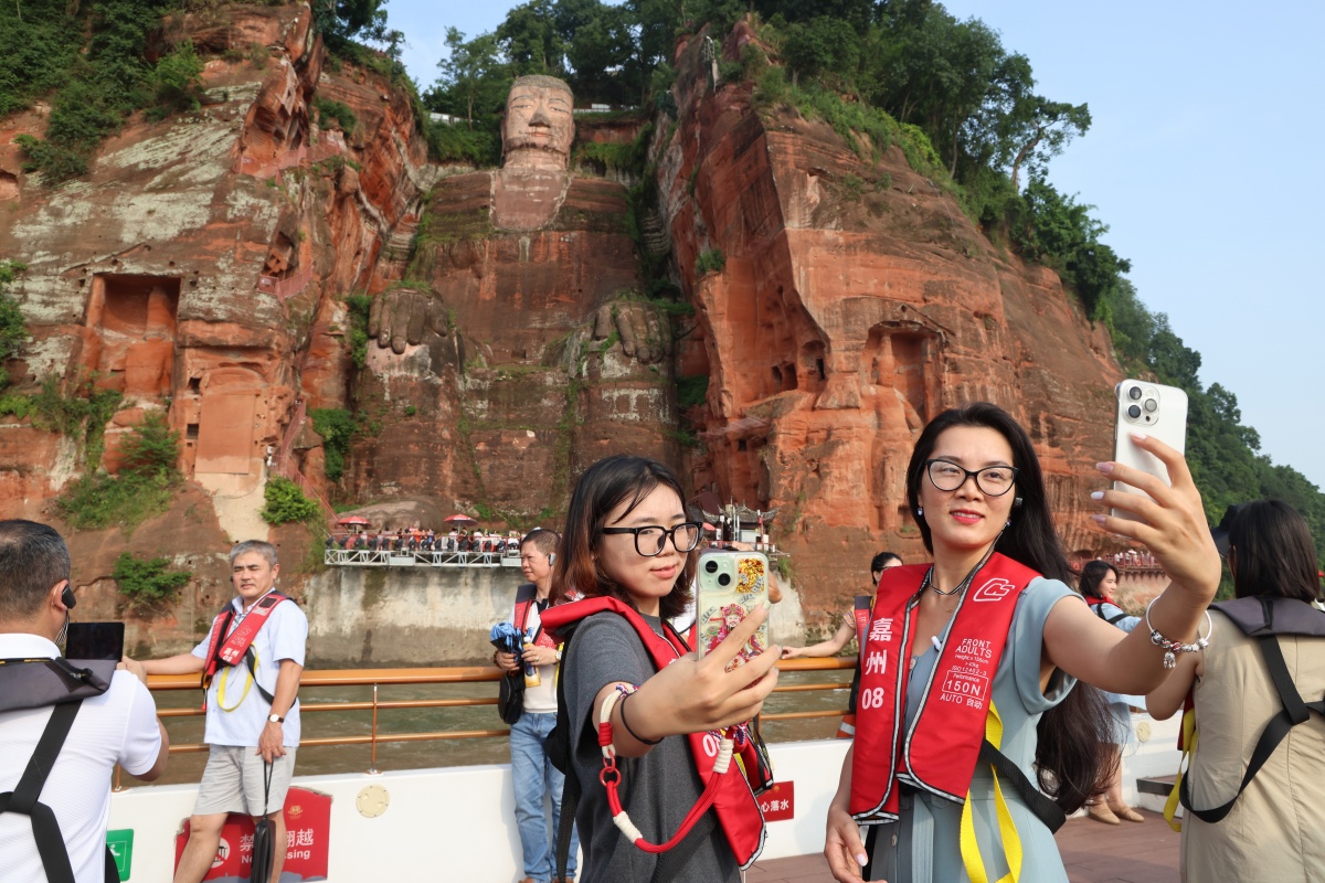 Chinese and Vietnamese Media Reporters Travel to Sichuan: Exploration of Sanxingdui's Visit to Buddha Culture and Mutual Learning
