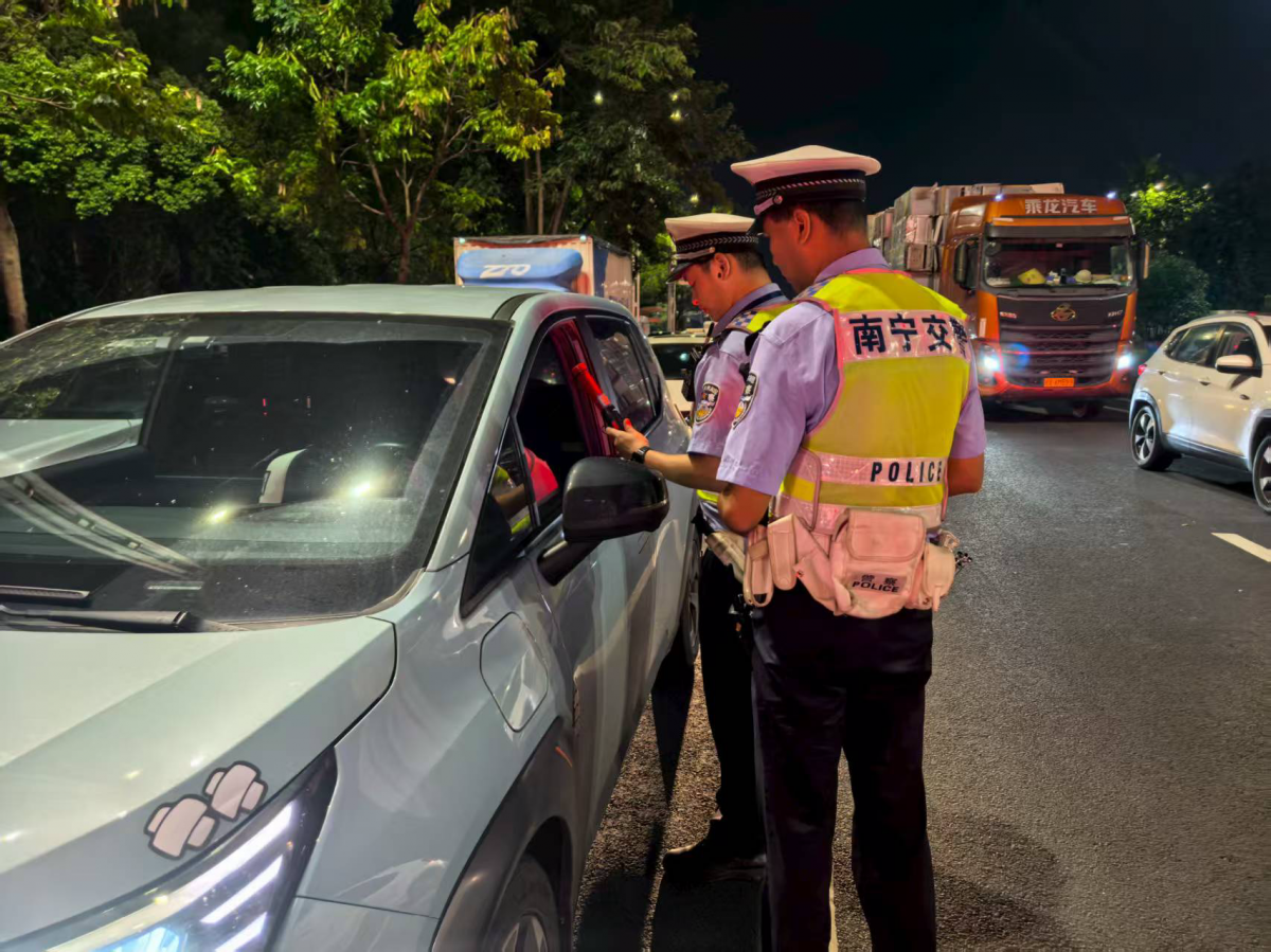 电动车≠安全车！南宁交警夜查遇“醉猫”