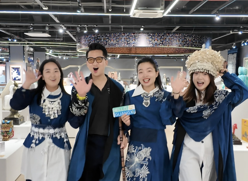 Vietnamese journalists experience Guizhou batik and feel the charm of Chinese aesthetics