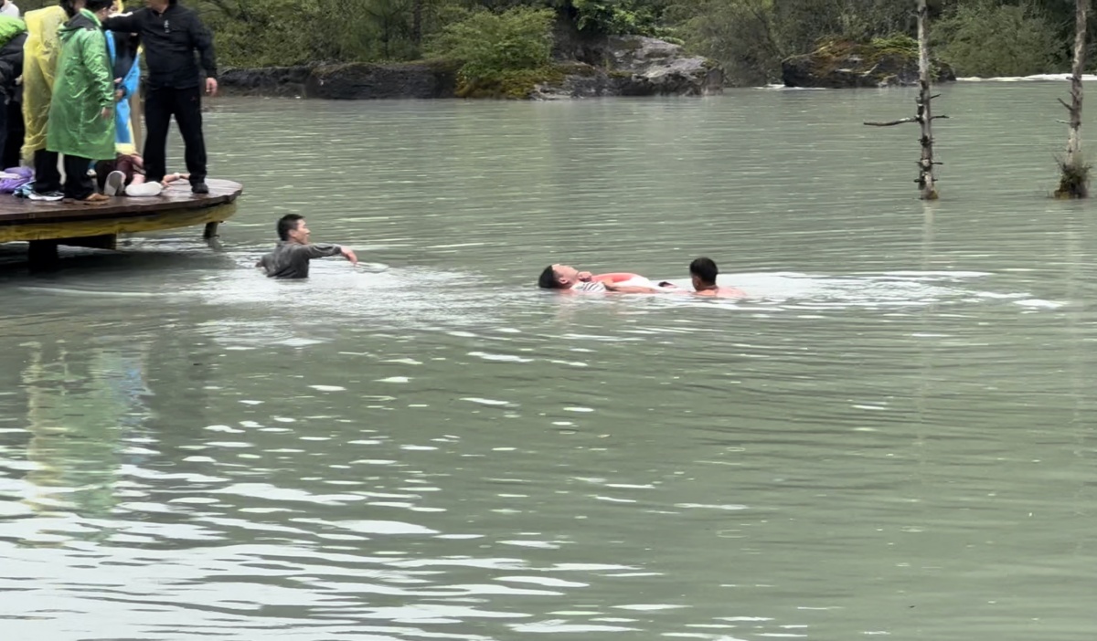 广西小伙在云南旅游，跳入冰冷湖水中连救2人！