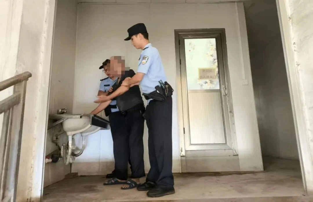 六旬老人在公厕晕倒，贵港警方紧急救援