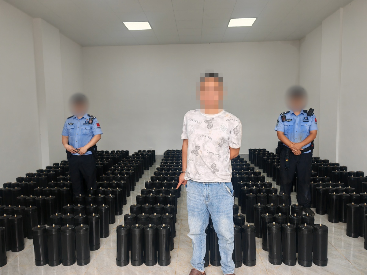 百色一男子家中囤了500瓶笑气！遇民警检查，他拔腿就跑