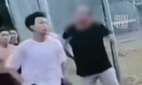 老人疑嫌跑步学生影响散步，两次故意肘击学生！警方介入