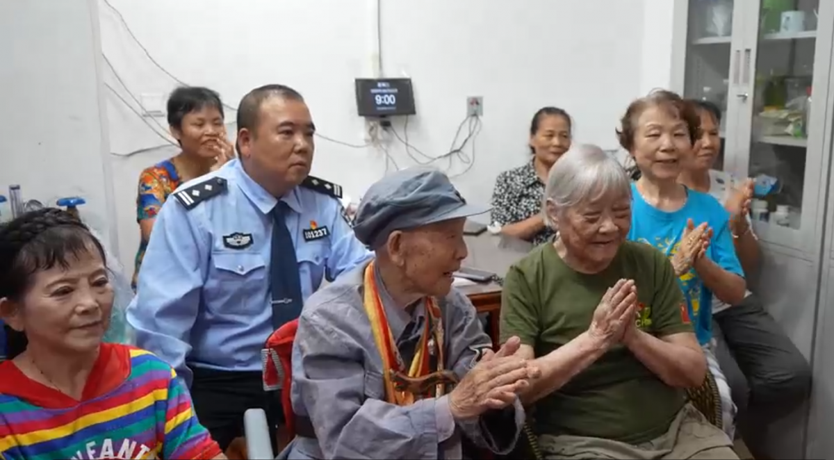广西退役老兵观看阅兵直播：这一刻，他们心潮澎湃！