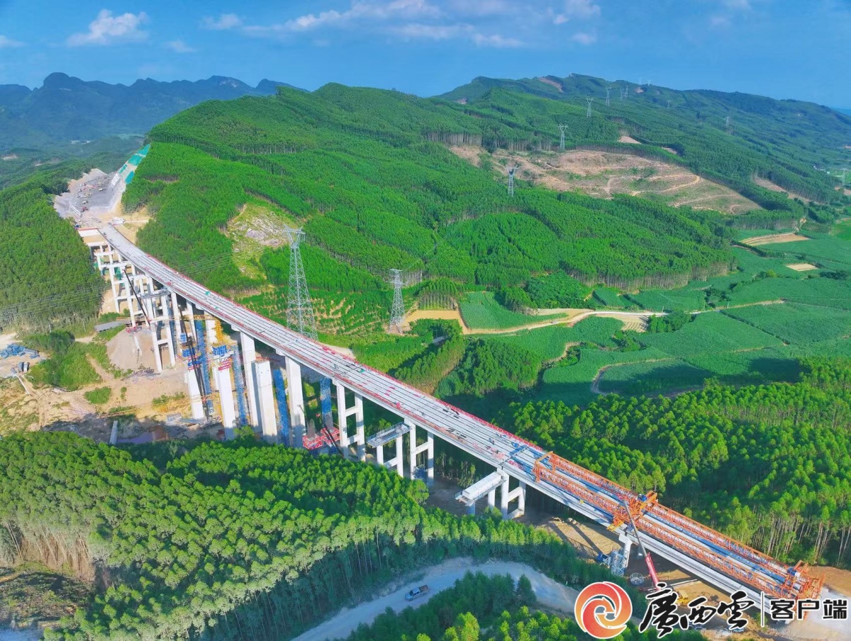 罗鹿高速项目山嘴大桥半幅贯通