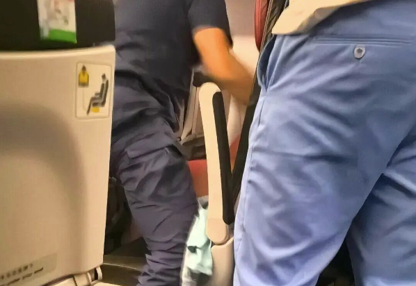 航班飞行中一男子胡言乱语奔跑脱衣，掌掴安保人员，警方回应