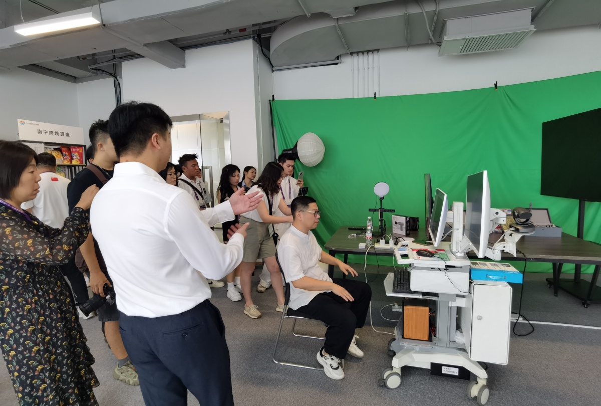 家门口的东盟味｜东博会带火小语种，AI让电商直播“24小时不打烊”