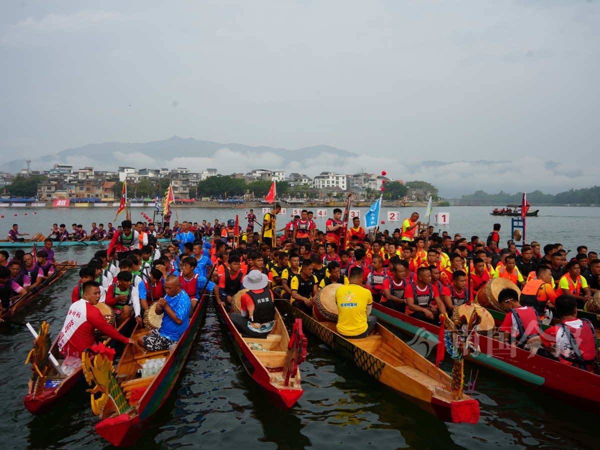 广西“龙超”激情开赛！225支队伍800米竞速燃爆全场！(图6)