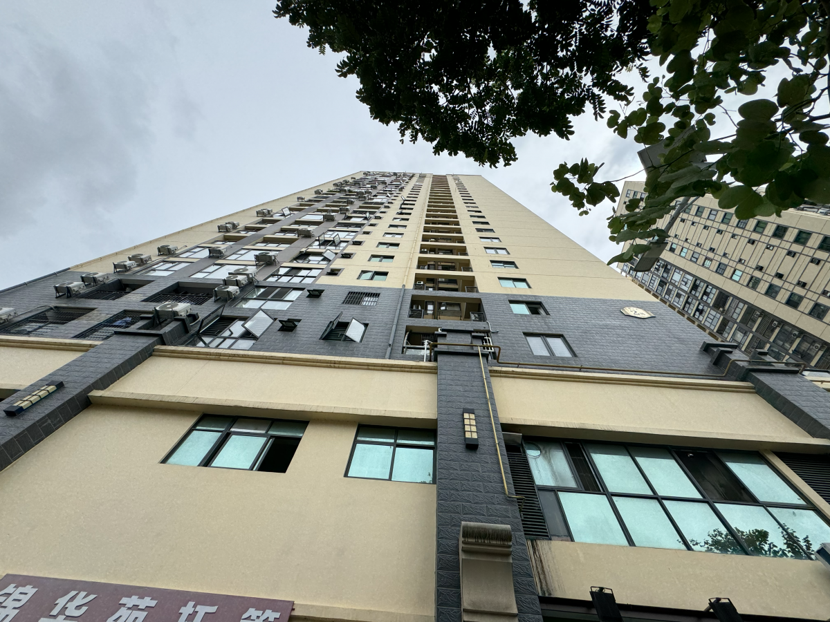 南宁一小区有人从21楼抛下哑铃片，差点砸中人！肇事者已找到