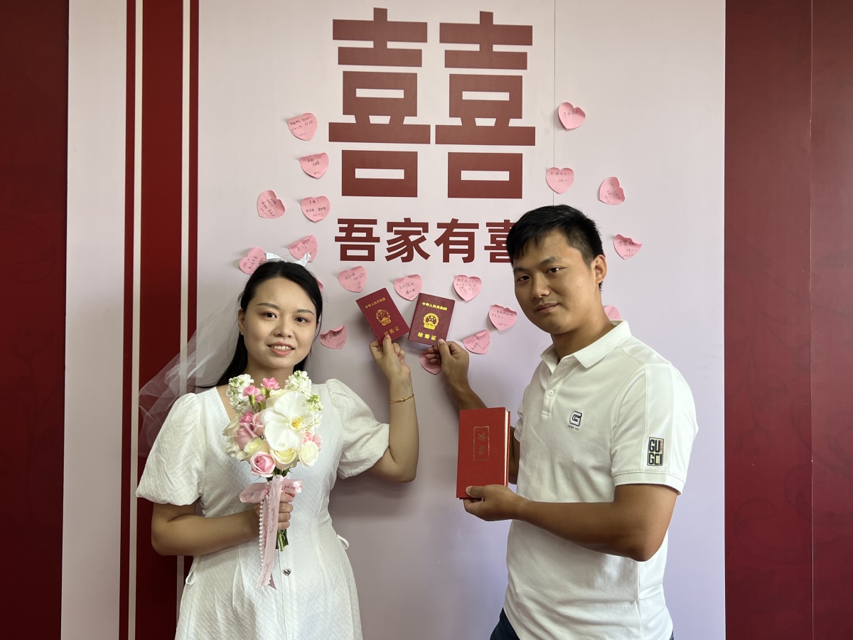 执子之手，家国同庆！广西2287对新人国庆节领到“红本本”