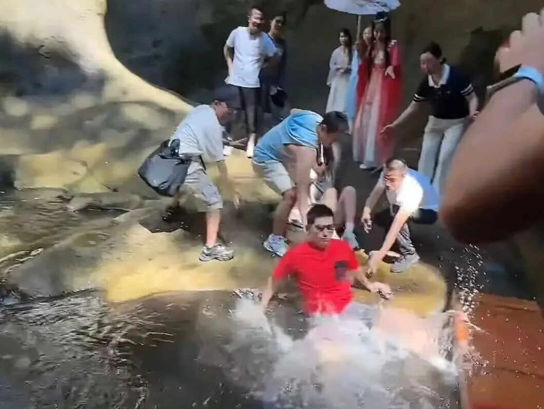 张继科景区落水后自曝：我是被踹下去的