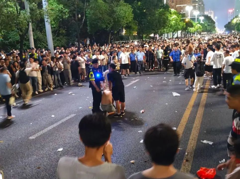 男子街头手拿折扇却被看成持刀，被路人踹倒抓进派出所，当事人：至今都是蒙的