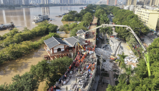 组图丨10月10日，南宁北大桥北岸抗洪抢险工作仍在进行中
