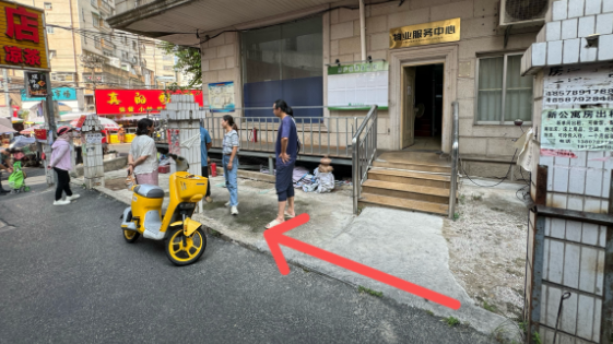 南宁一小区围栏被物管擅自拆除，业主想翻新围墙却遭阻！