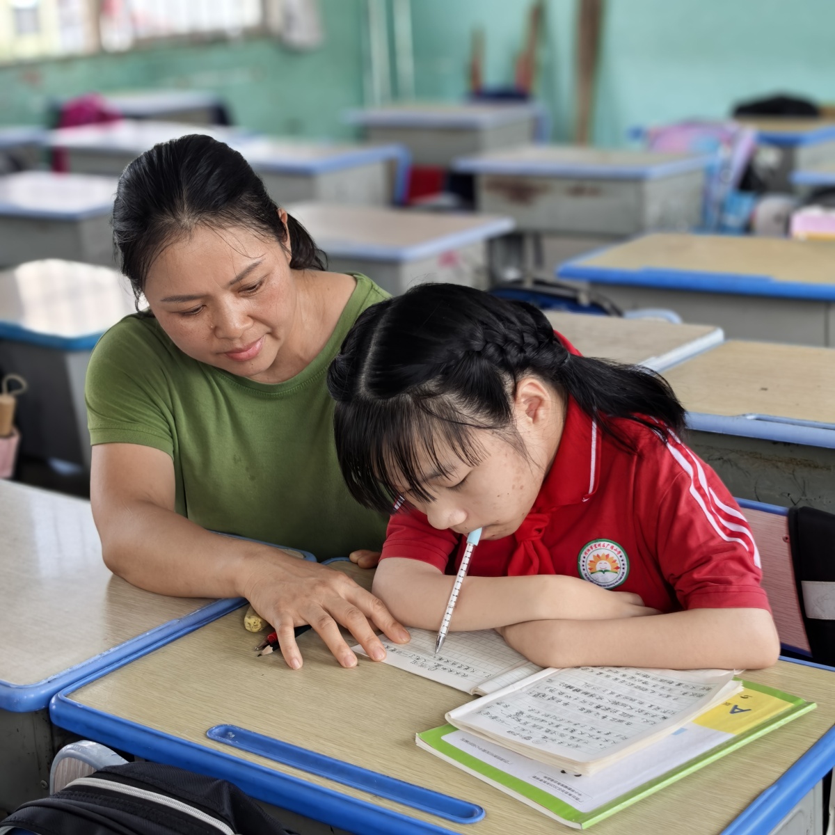 河池“折翼女孩”：用嘴衔笔，写亮求学路