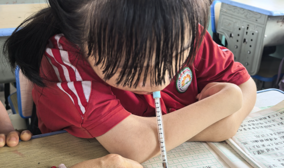 用嘴衔笔，坚持求学！“折翼天使”谢薇娜获天天正能量特别奖