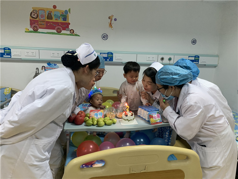 医护献爱心，真情暖人心——儿科医护人员为住院小患者过生日