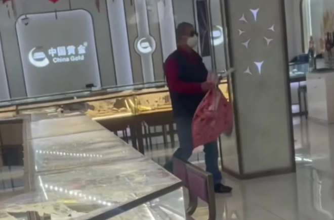 男子拿口袋抢劫上海一金店，多人在店外围观！警方通报：当场将其抓获