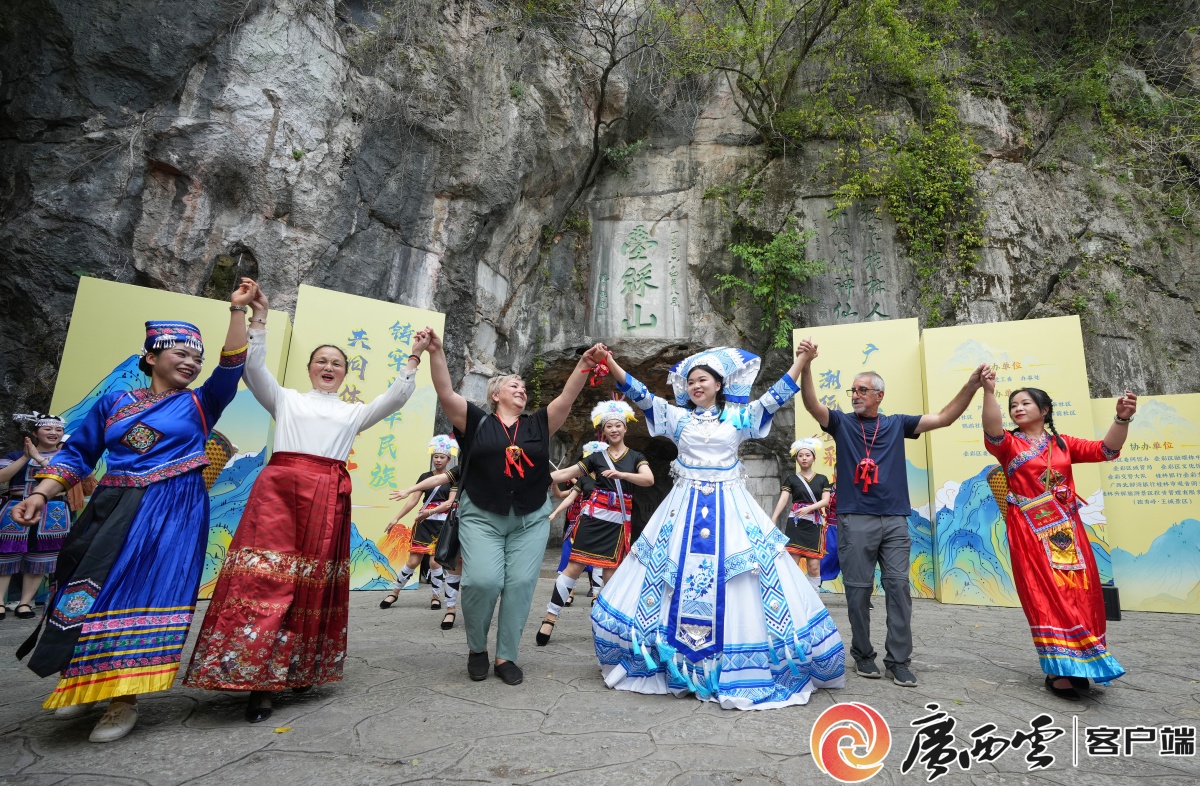 z6尊龙平台：人民日报海外版关注丨银发族“候鸟”开启秋冬旅居桂林等国内避寒康养城市受欢迎(图1)