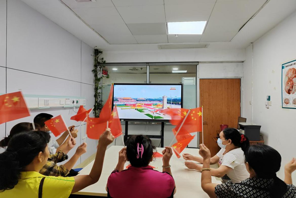 病房里的纪念——神经内科三区组织观看阅兵直播