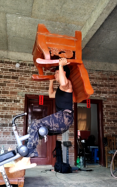 举26公斤重沙发做仰卧起坐！广西小伙“硬核”健身走红网络威廉希尔WilliamH